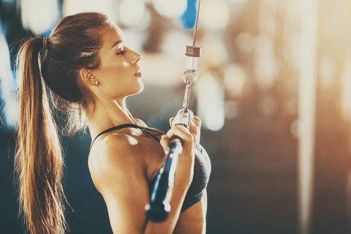 girl doing workouts in the gym